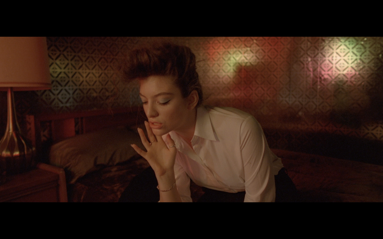 img/stills/lorde/on-bed-mid-shot.jpg