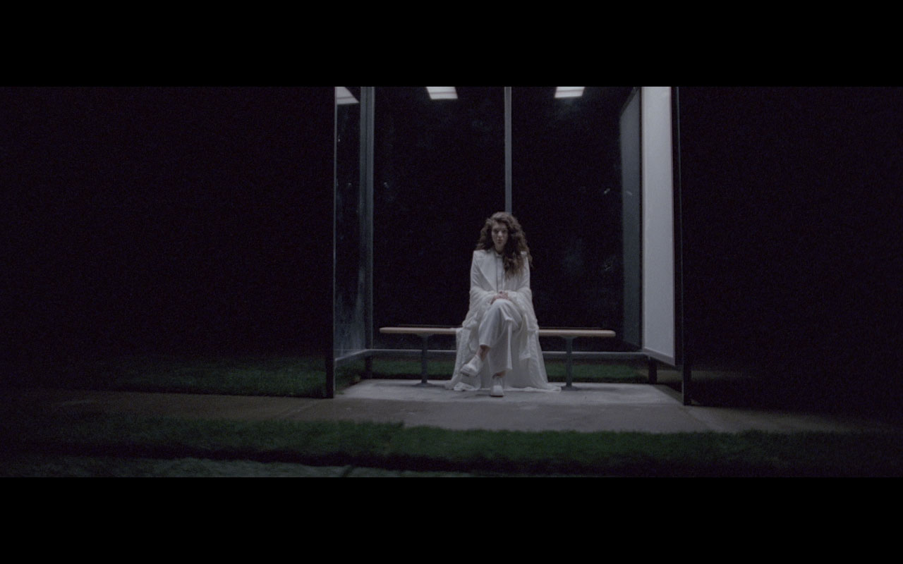 img/stills/lorde/white-suit-bus-stop.jpg